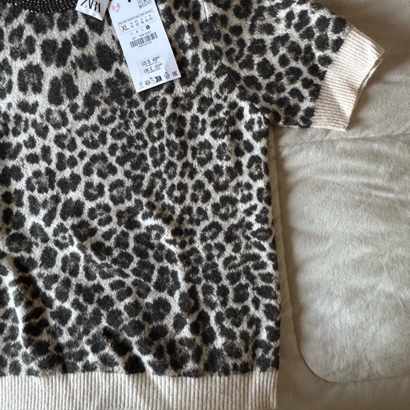 BNWT! ZARA JACQUARD KNIT ANIMAL PRINT JEWELED NECKLINE TOP - Picture 3 of 4